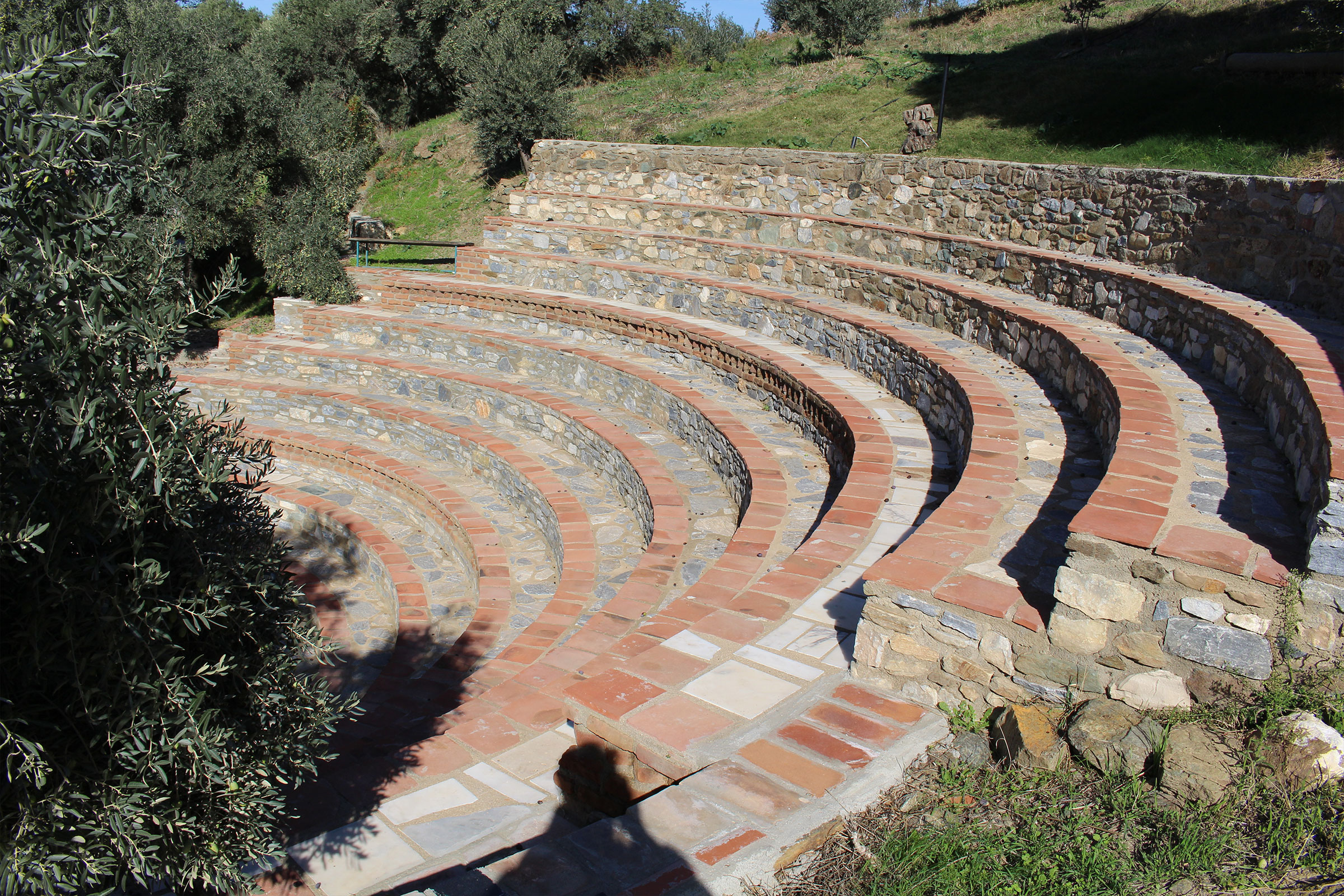 Amphitheater mit Steinstufen und Steinmauer