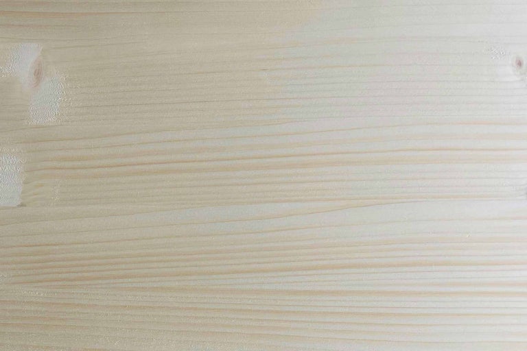 Gros plan d'une surface en bois clair avec grain