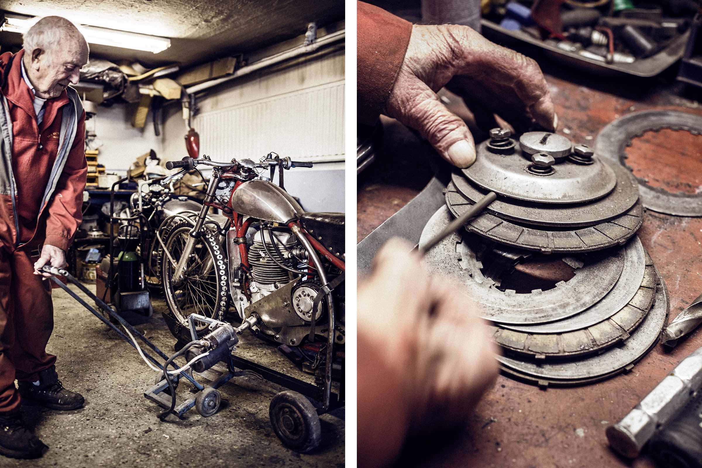 Scène d'atelier avec moto ancienne, mécanicien et outils