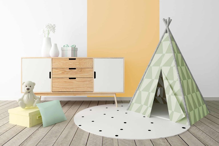 Chambre d'enfant avec tente de jeu, tapis, commode, ours en peluche et décoration