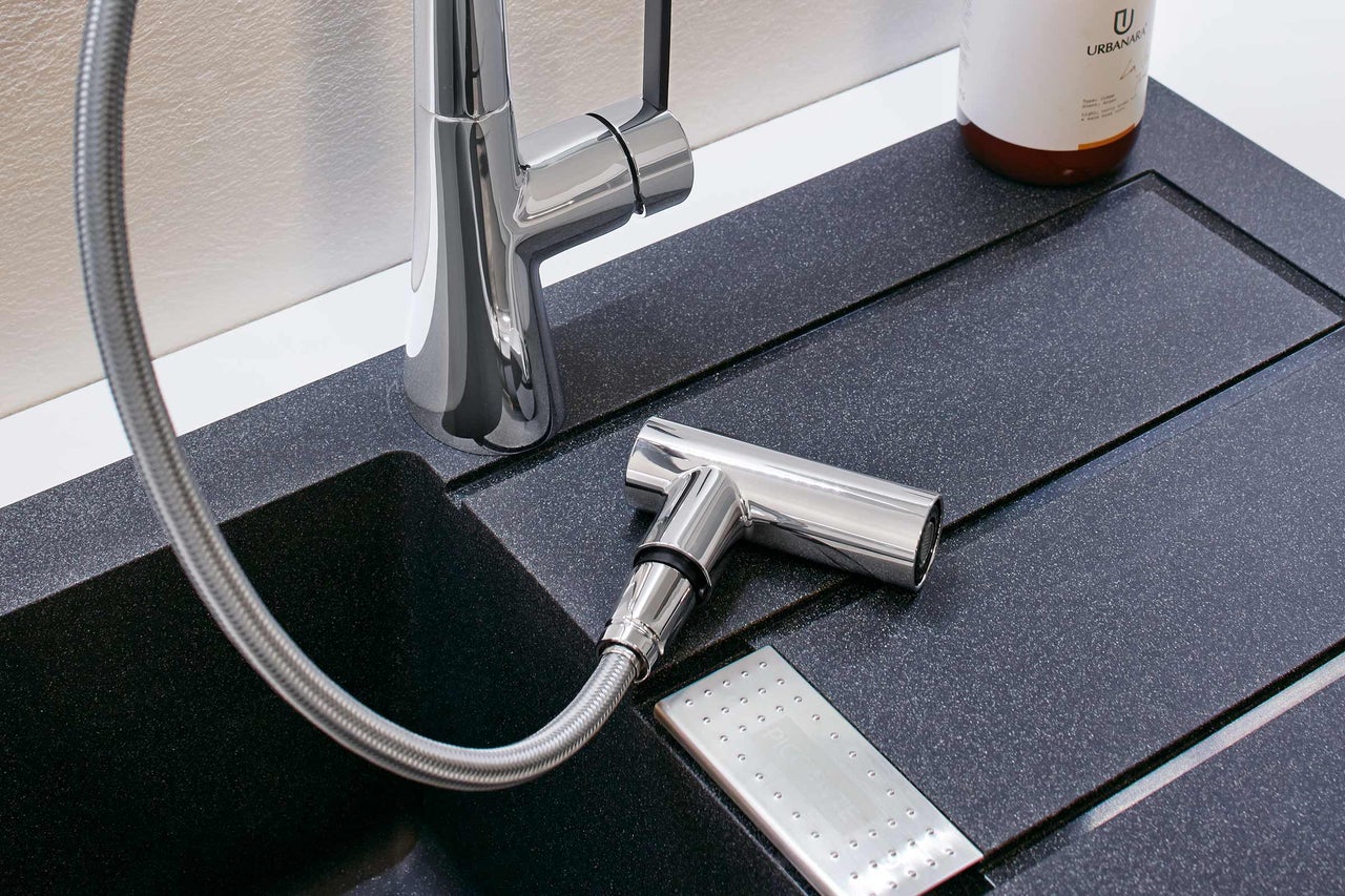 Évier de cuisine avec robinet, flexible de douche et distributeur de savon