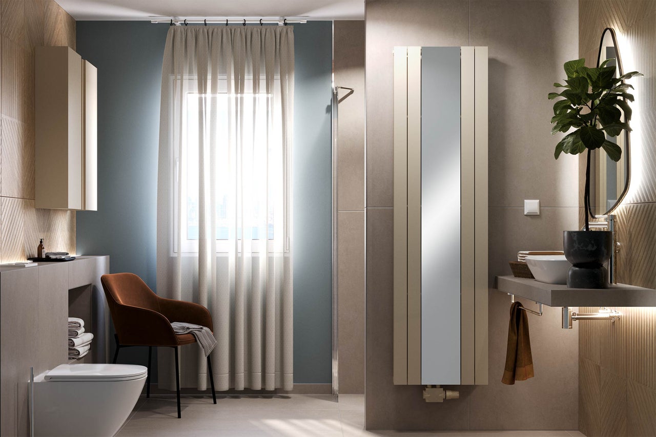 Modernes Badezimmer mit Toilette, Waschtisch, Spiegelheizkörper und Sitzgelegenheit.