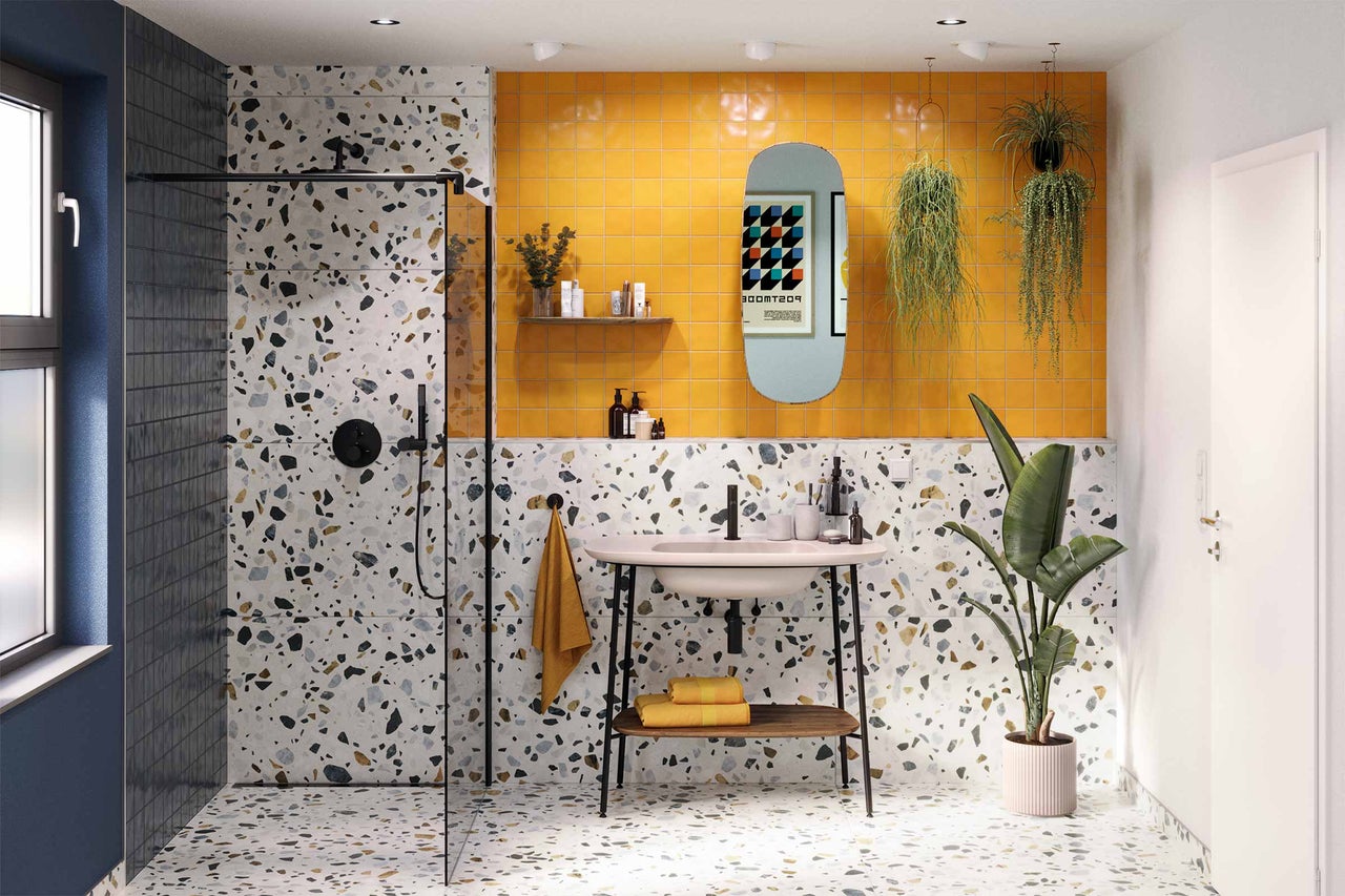 Salle de bains moderne avec carrelage terrazzo, cabine de douche et lavabo