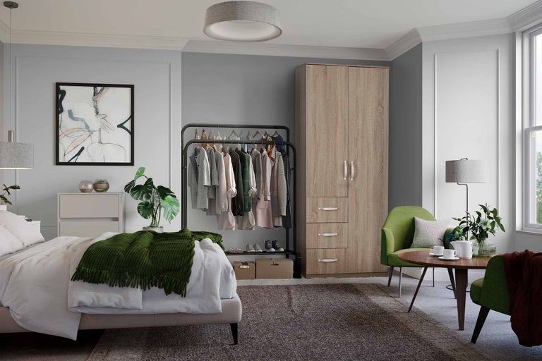 Schlafzimmer mit Bett, Kleiderschrank, Kleiderständer und Sitzecke