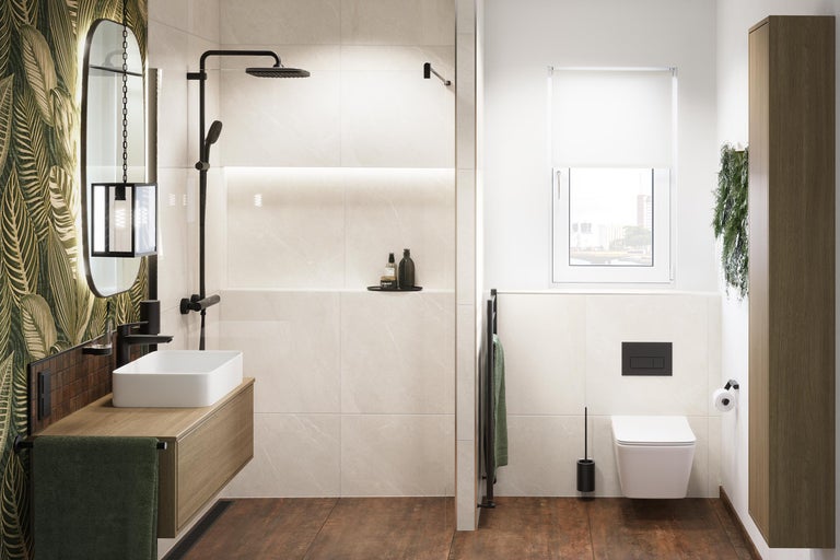 Salle de bains moderne avec douche à l'italienne, vasque blanche sur meuble en bois, toilettes suspendues et carrelage au sol aspect bois.