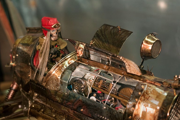 Detailansicht eines Steampunk-Fahrzeugmodells mit Skelettfigur