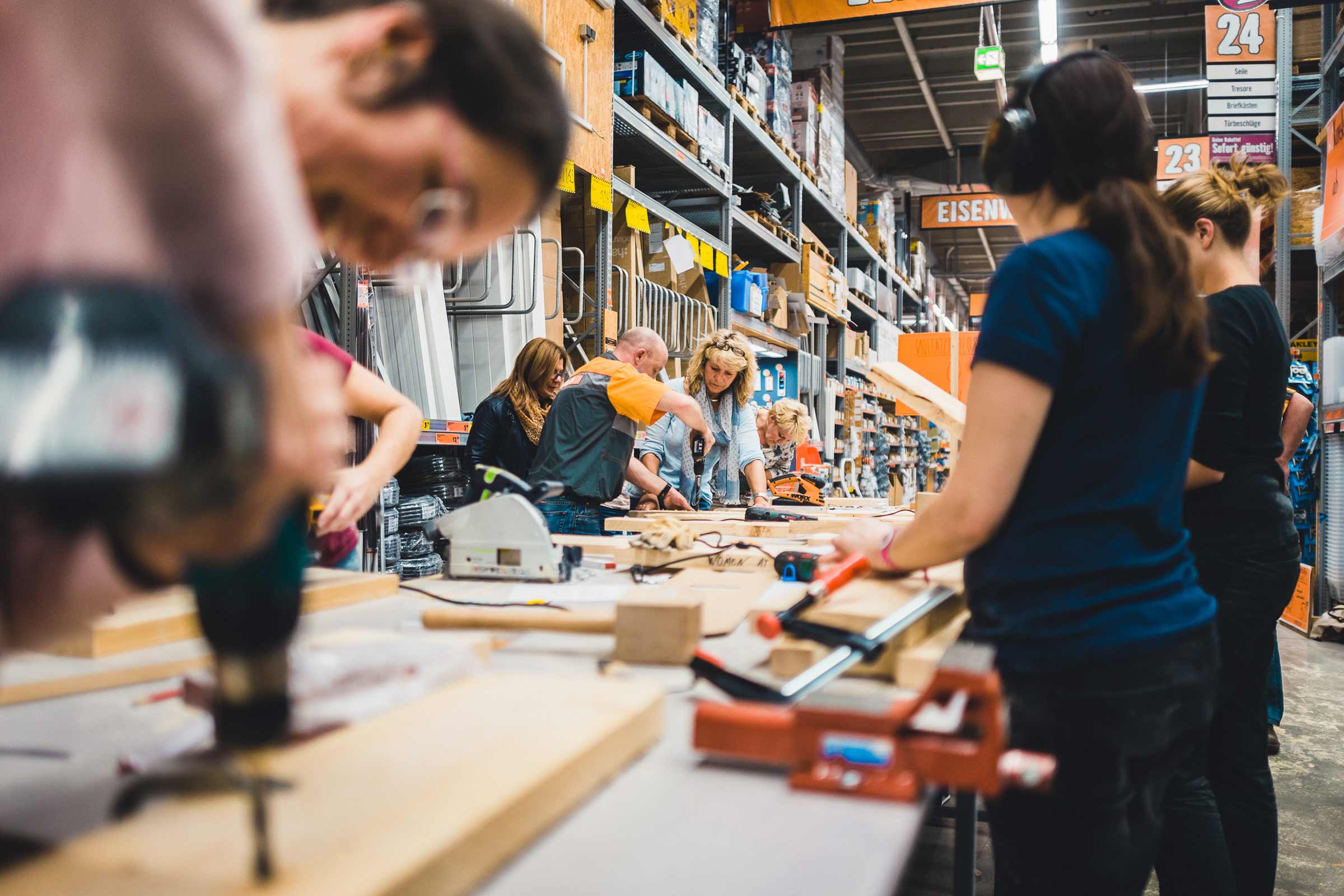 Des personnes travaillent sur un établi avec des outils dans un magasin de bricolage Hornbach.