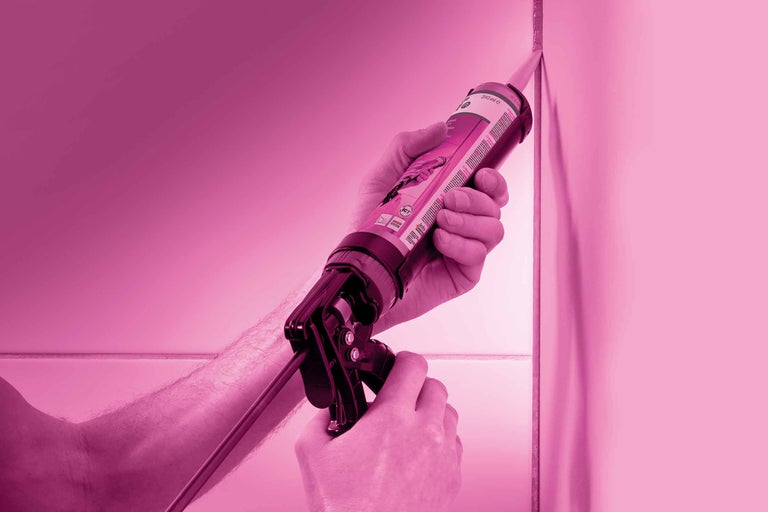 Auftragen von Silikon mit einer Kartuschenpistole auf Fliesen