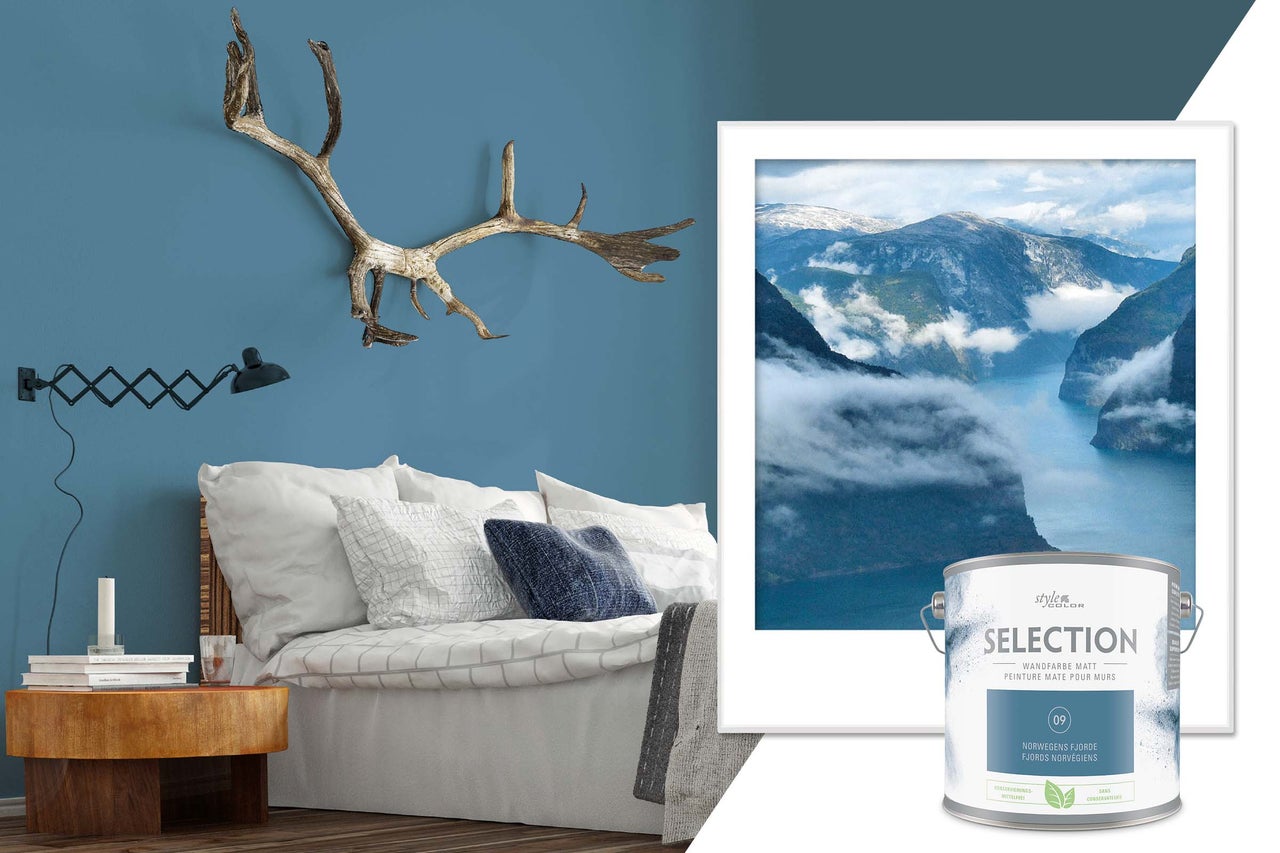 Intérieur avec peinture murale Style Color Selection, couleur Fjords Norvégiens, avec décorations sur un mur bleu