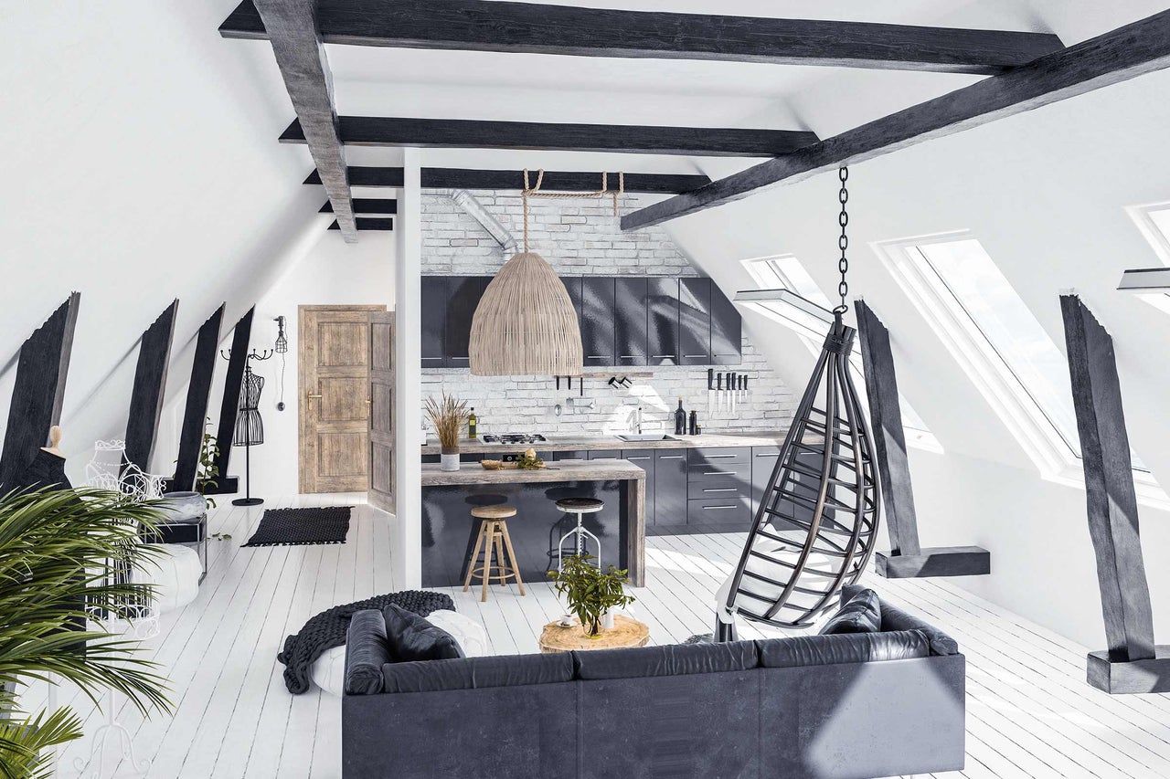 Lumineux appartement mansardé avec cuisine, salon et fauteuil suspendu