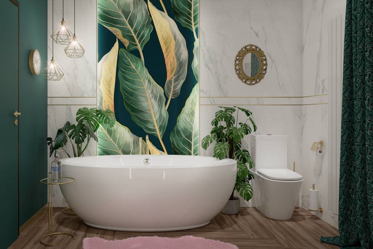 Salle de bains moderne avec baignoire en îlot, mur végétal, WC, carrelage aspect marbre et touches dorées.