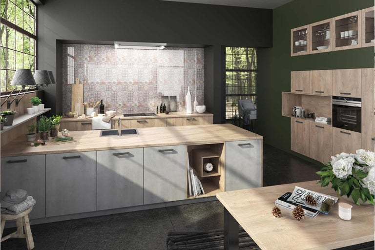 Cuisine lumineuse avec îlot de cuisson, évier et équipements modernes dans une pièce spacieuse.