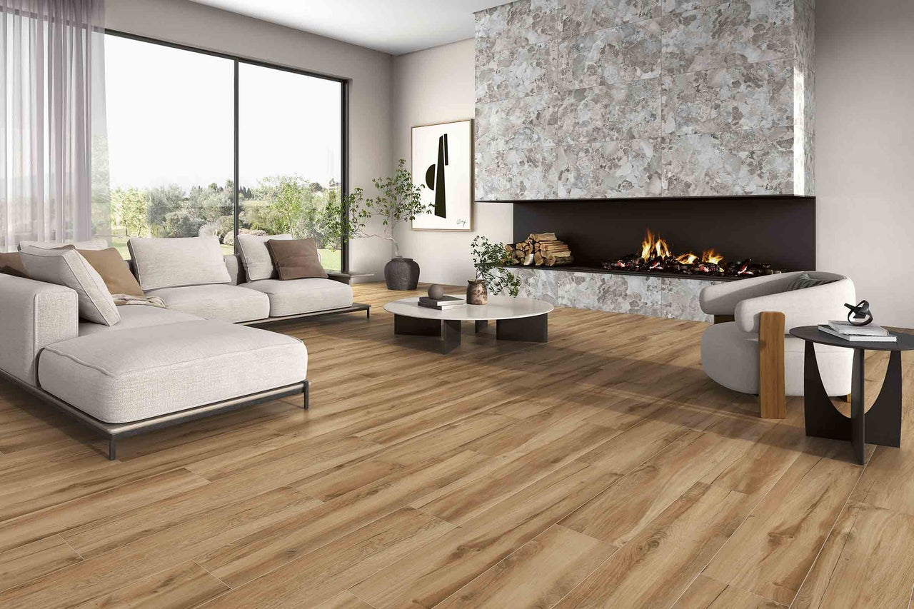 Wohnzimmer mit Holzbodenfliesen, Sofa und Kamin