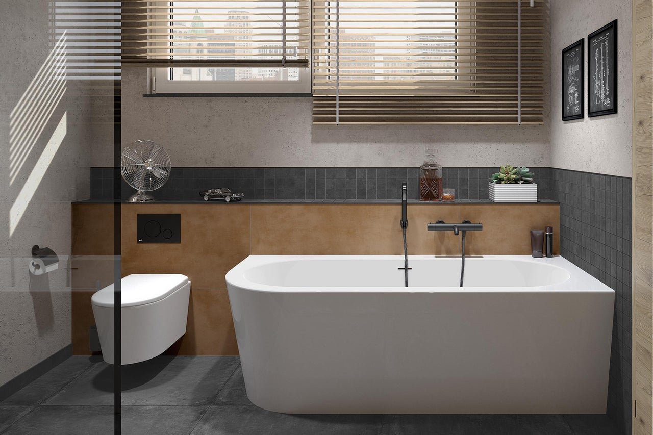 Modernes Badezimmer mit einer weißen rechteckigen Badewanne, einer mattschwarzen Wandarmatur und einem Wand-WC auf grauen Bodenfliesen.