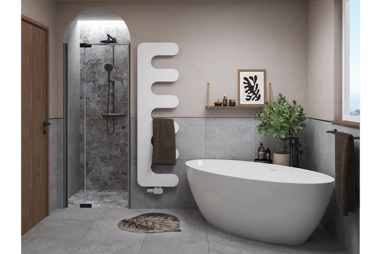 Salle de bains moderne avec baignoire îlot, douche à l'italienne aspect pierre et radiateur design blanc sur carrelage mural gris.