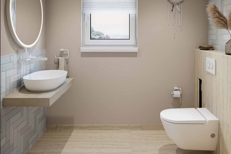 Badezimmer mit Waschtisch, Spiegel, Toilette und Fenster