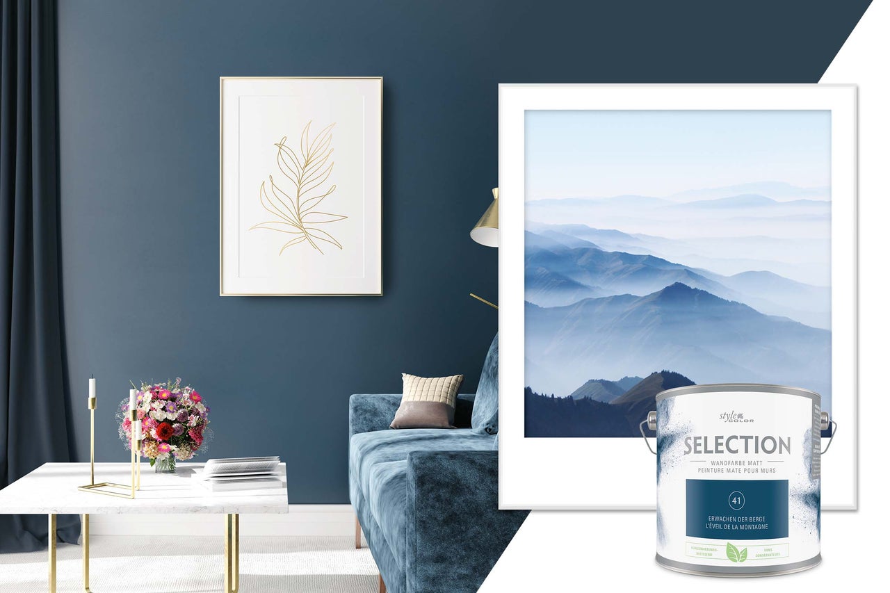 Salon avec mur peint en bleu et pot de peinture Style Color Selection