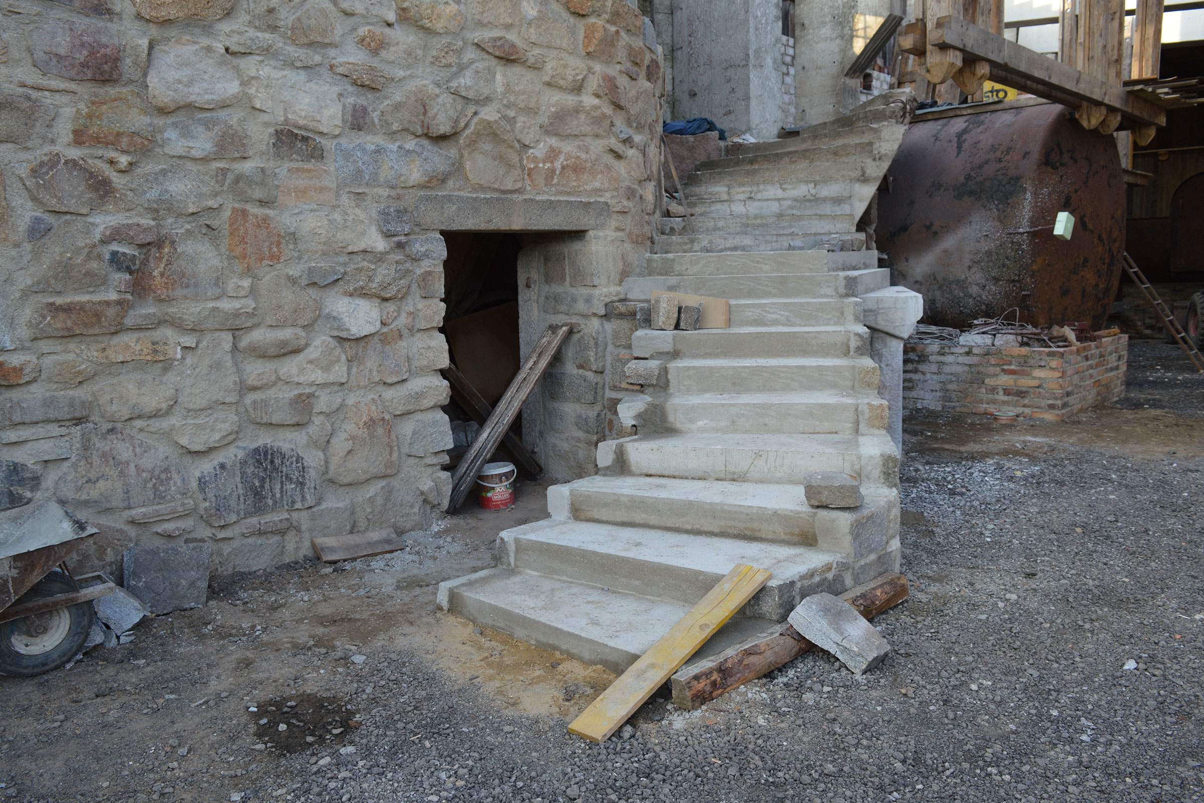 Außenaufnahme eines Hauses mit Steinfassade und Steintreppe