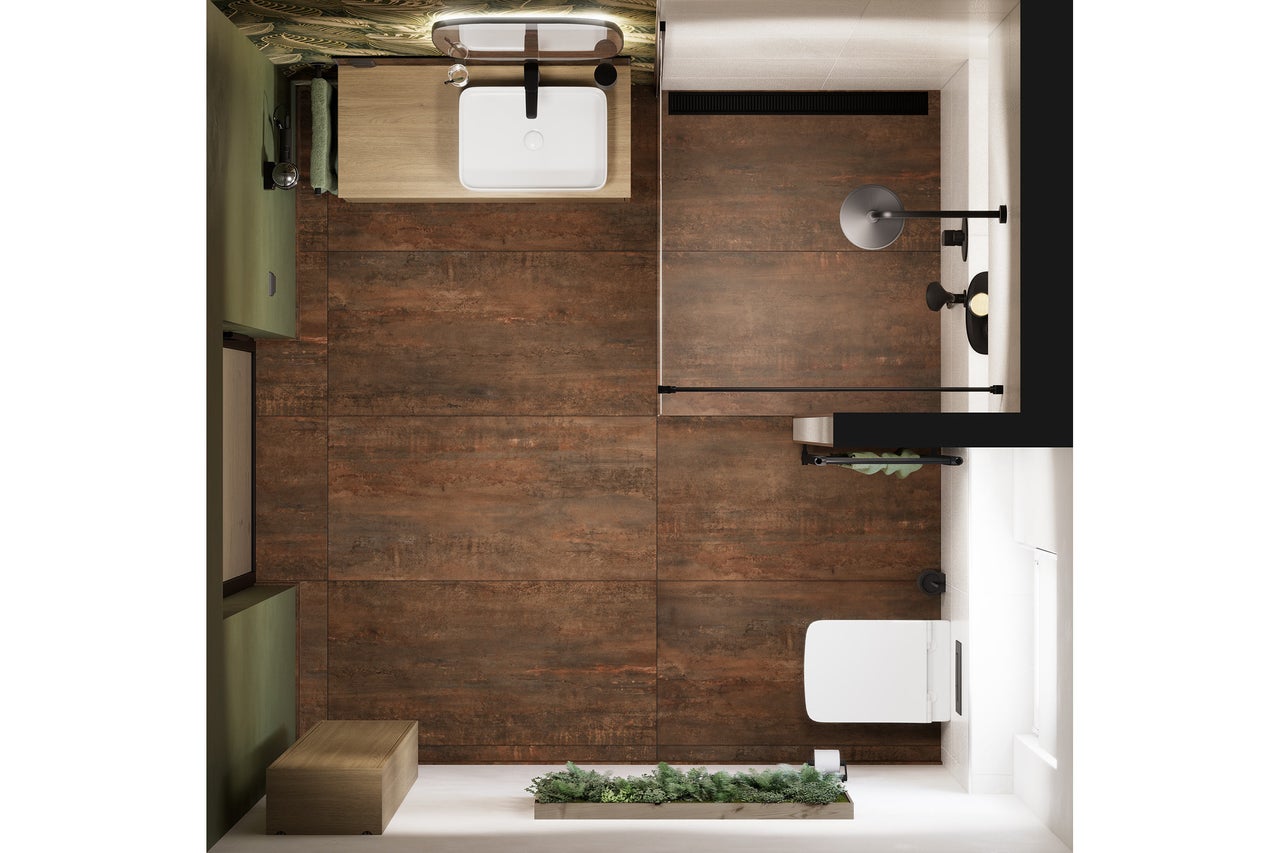 Ansicht von oben eines Badezimmers mit Waschbecken, Toilette und Dusche sowie Wand- und Bodenfliesen in Holzoptik.