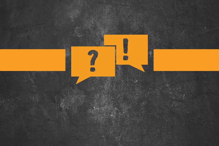 Image symbolique avec point d'interrogation et point d'exclamation dans des bulles de dialogue
