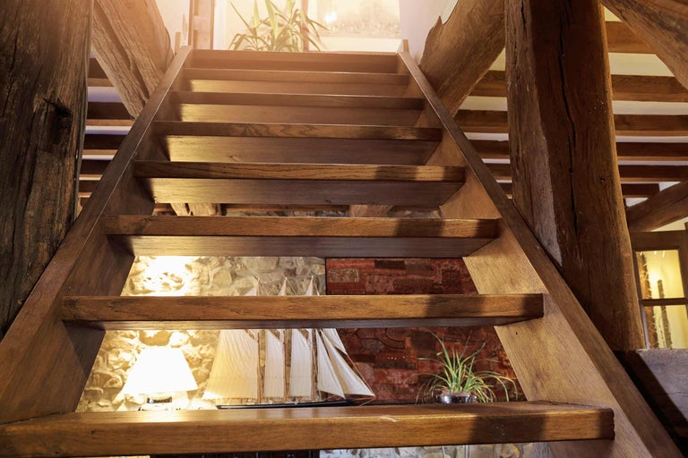 Escalier en bois dans un intérieur lumineux avec des éléments décoratifs