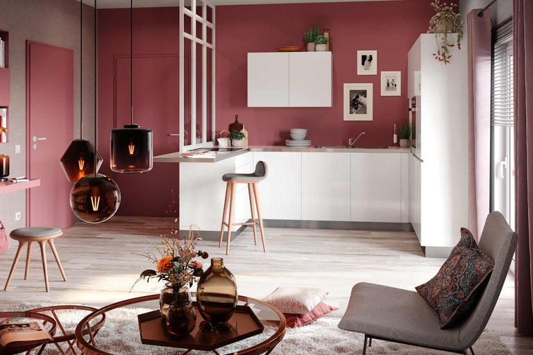 Cuisine d'habitation lumineuse et moderne avec meubles de cuisine blancs, tabourets de bar et suspensions