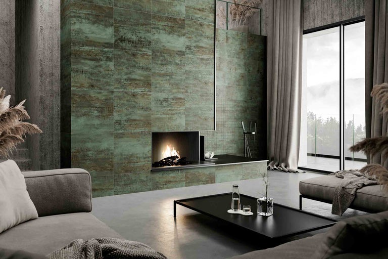 Salon avec cheminée et carrelage mural aspect pierre, combiné avec des meubles gris et une décoration élégante