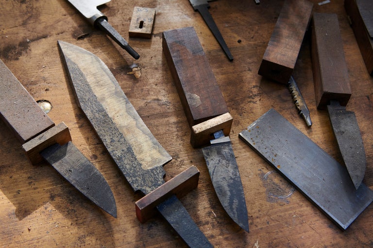 Verschiedene Handhobel mit Holzgriffen auf einer Werkbank