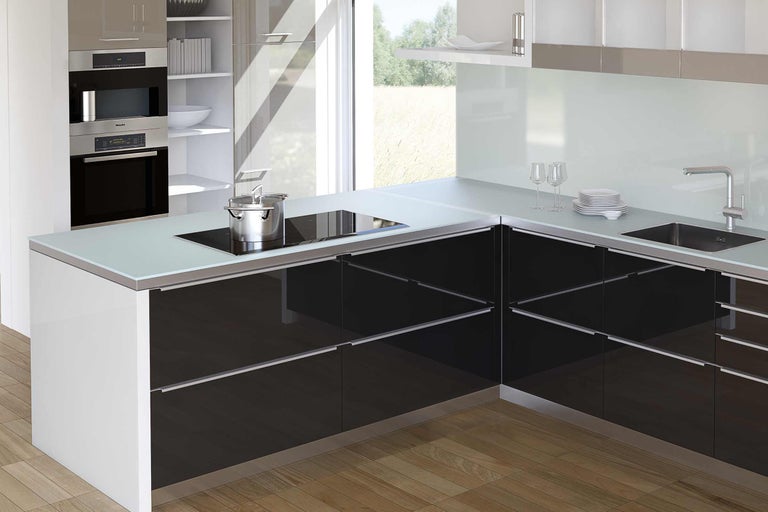 Moderne Küche mit Kochfeld, Spüle und Einbaubackofen