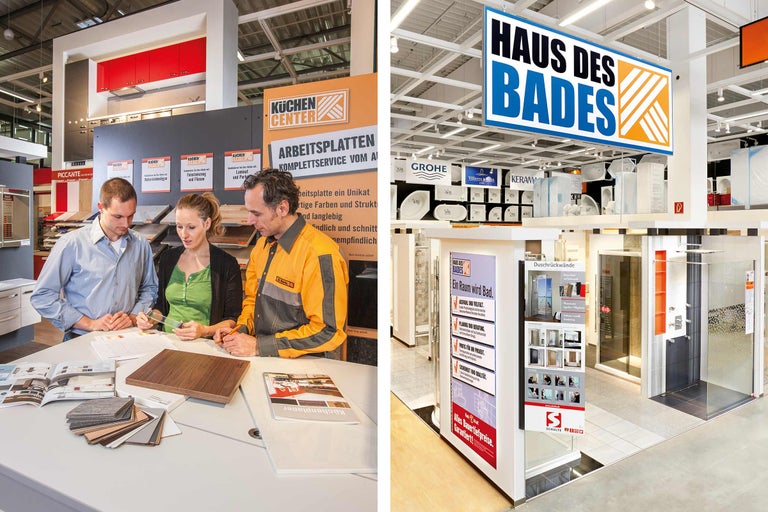 Vue intérieure d'un magasin de bricolage Hornbach avec des espaces de planification de cuisines et de salles de bains, des clients et des conseillers spécialisés.