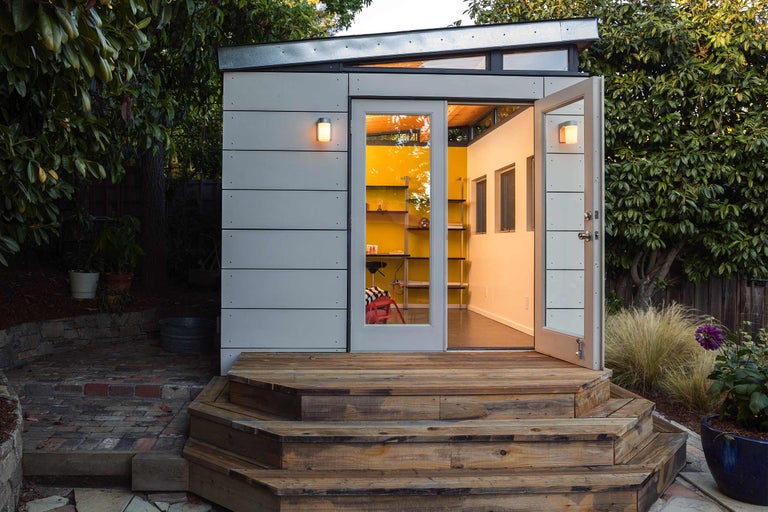 Abri de jardin moderne avec double porte et escalier en bois