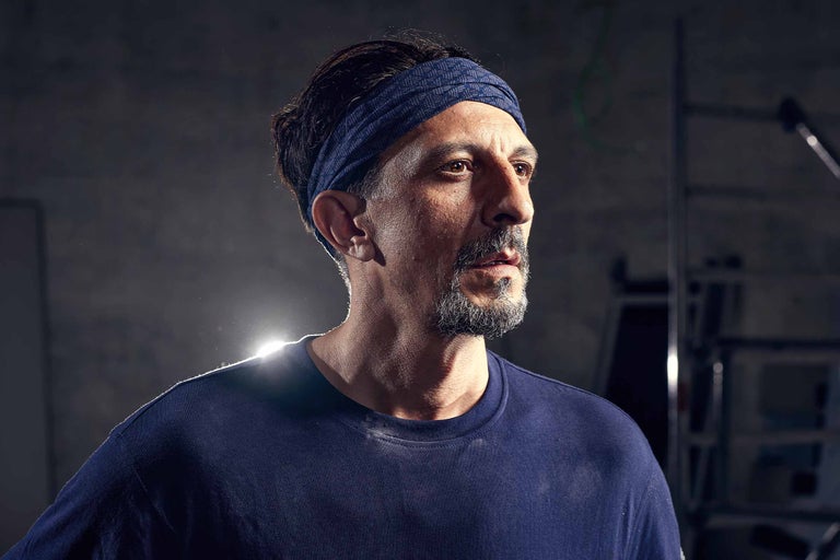 Portrait d'un homme avec un bandeau et un t-shirt