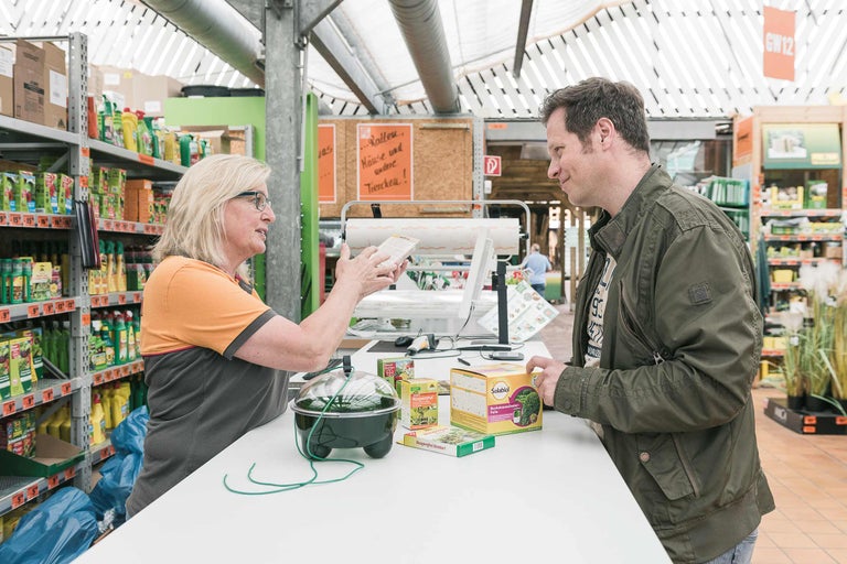 Entretien de conseil dans la jardinerie Hornbach entre un vendeur et un client sur le thème de la lutte antiparasitaire