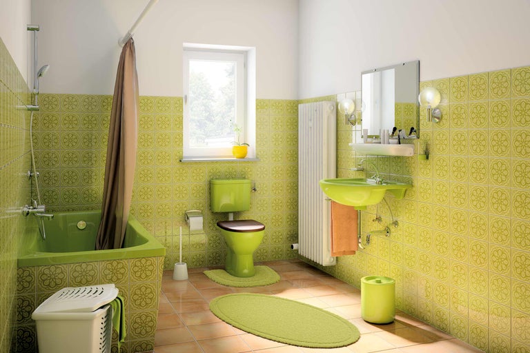 Helles Badezimmer mit Badewanne, Toilette und Waschbecken