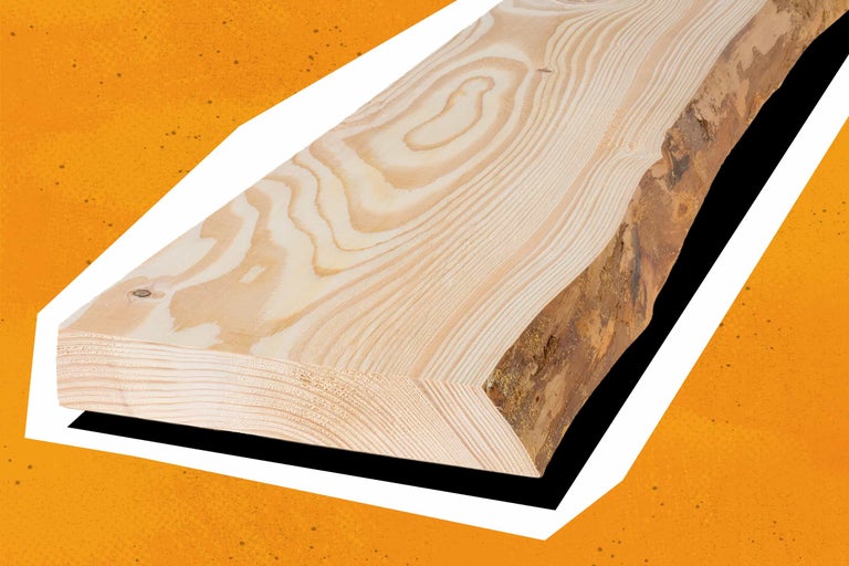 Planche à bord naturel en bois massif avec écorce et grain de bois prononcé.