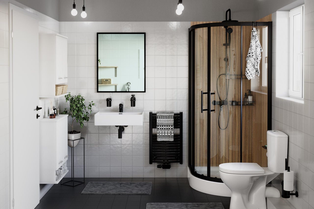 Salle de bain lumineuse avec douche, lavabo, miroir et toilettes