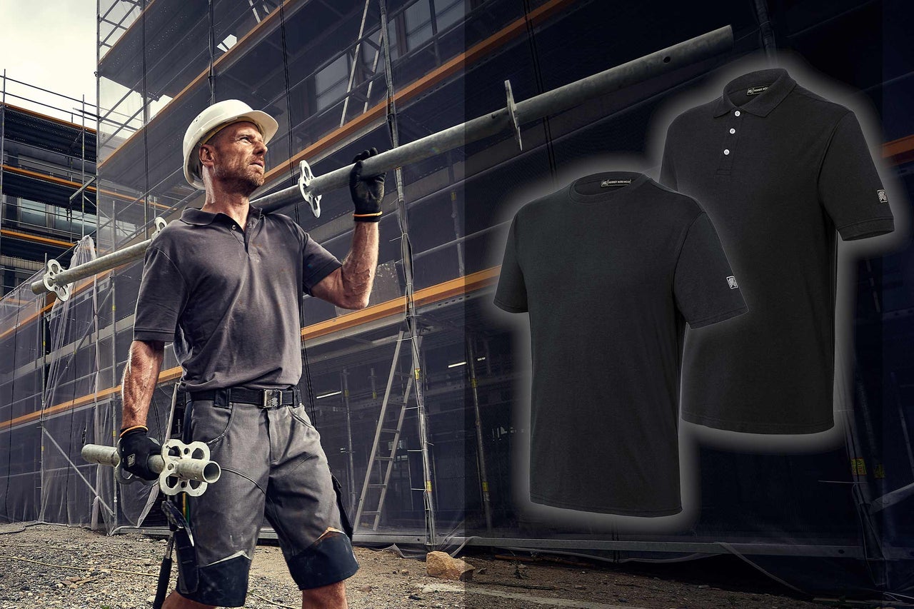 Ein Bauarbeiter mit Helm und Arbeitskleidung trägt ein Gerüstbauteil, im Hintergrund sind T-Shirts und Poloshirts dargestellt.