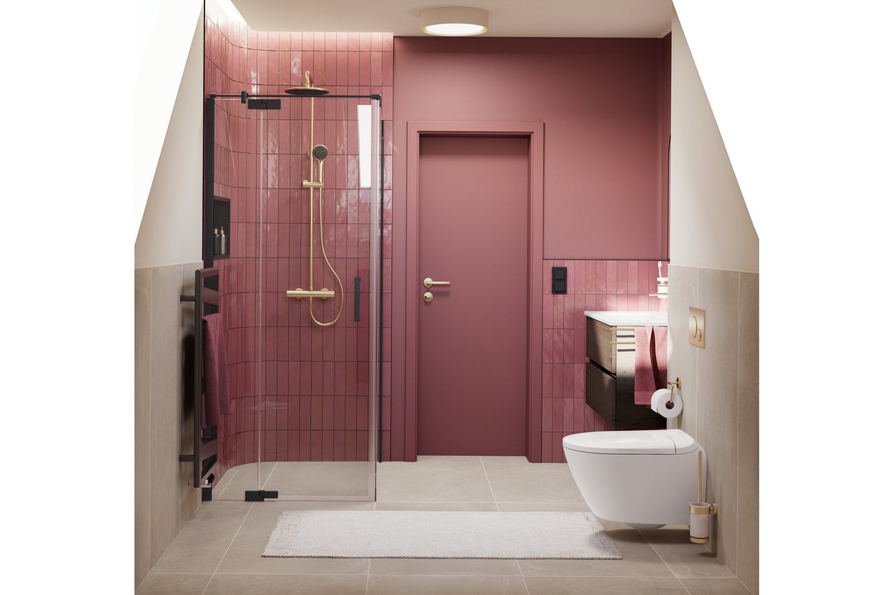 Salle de bains moderne avec douche vitrée, robinetterie dorée, carrelage mural vertical couleur baie, WC suspendu et meuble sous-lavabo en bois foncé.