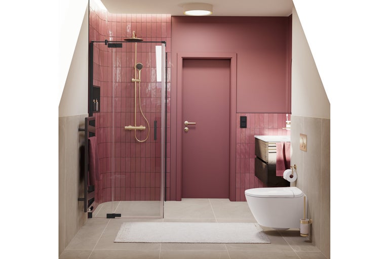 Salle de bains moderne avec douche vitrée, robinetterie dorée, carrelage mural vertical couleur baie, WC suspendu et meuble sous-lavabo en bois foncé.