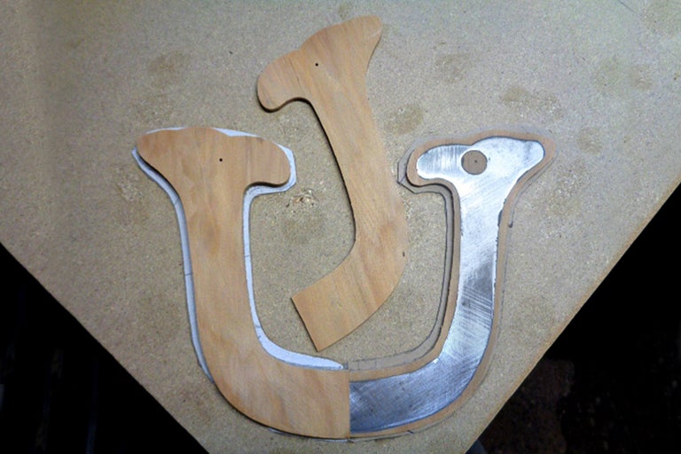 Gabarit en bois en forme de U sur un établi