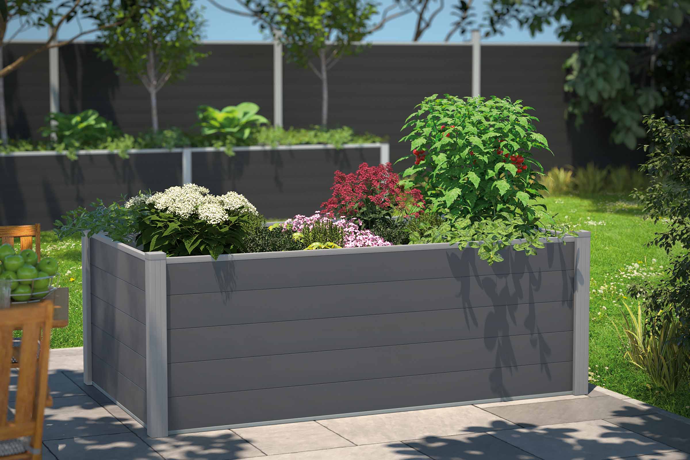Jardinière en plastique avec plantes dans le jardin