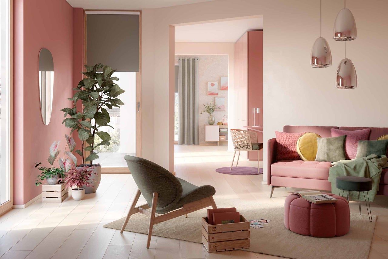 Salon avec sièges, plantes d'intérieur et éléments décoratifs dans un design clair et organisé