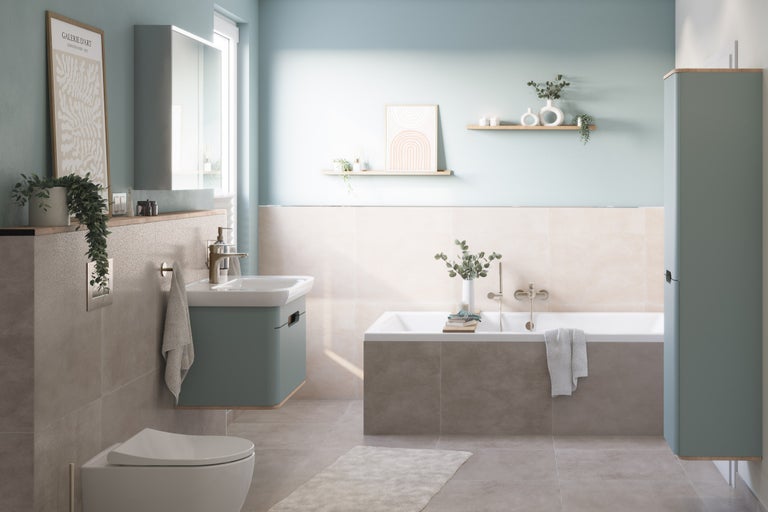 Salle de bain lumineuse avec lavabo, baignoire et toilettes