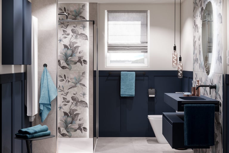 Salle de bain lumineuse avec douche, lavabo, toilettes et décor floral