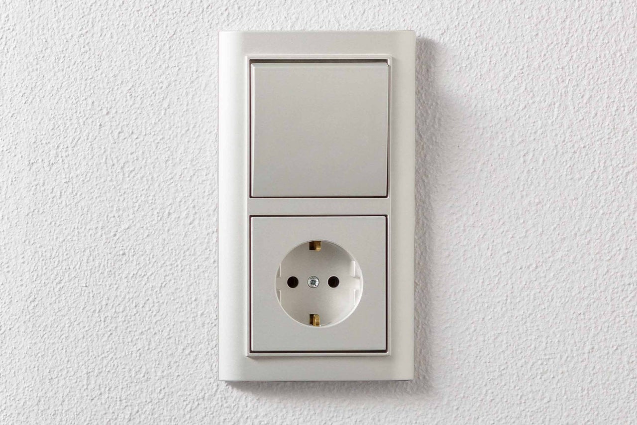 Steckdose mit Lichtschalter an einer Wand