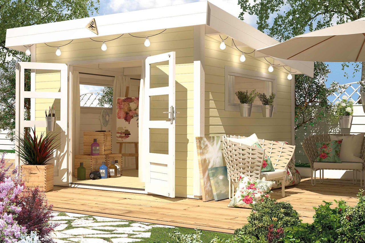 Abri de jardin avec portes ouvertes, terrasse et mobilier de jardin