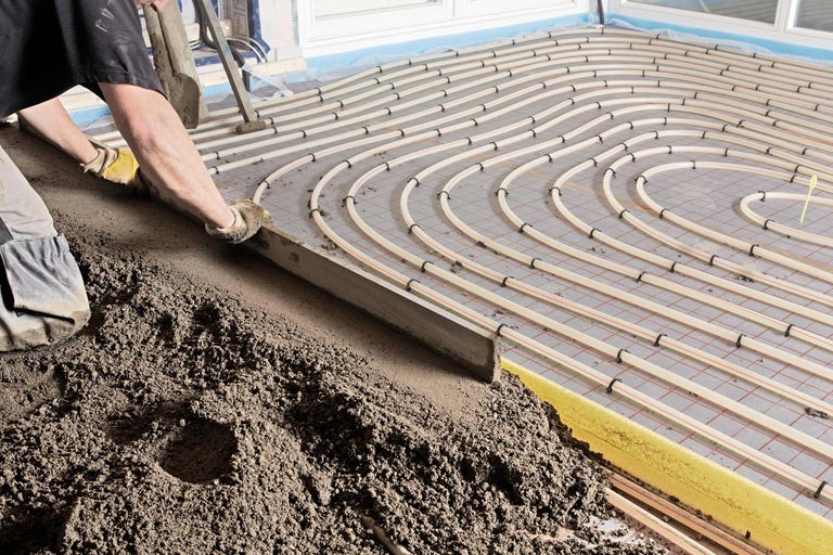 Image de l'installation d'un chauffage au sol avec chape