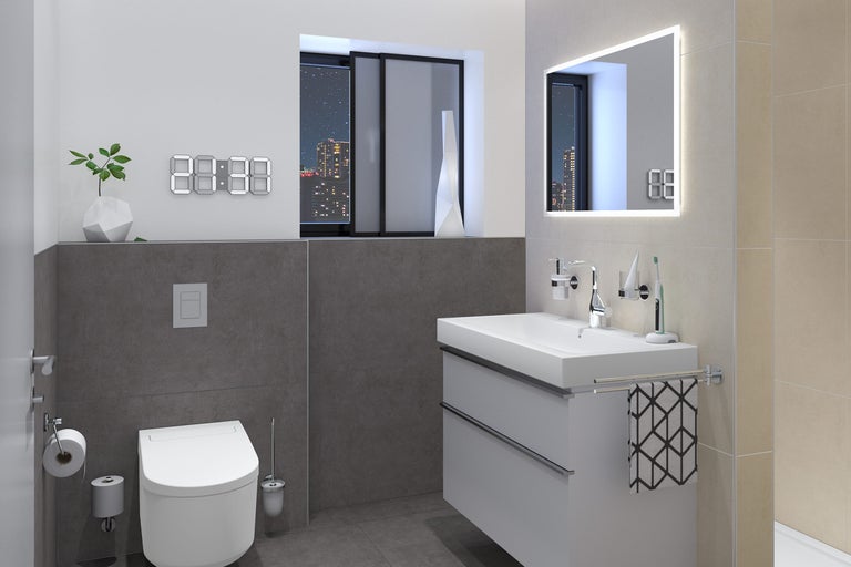 Salle de bain moderne avec lavabo, toilettes et horloge numérique