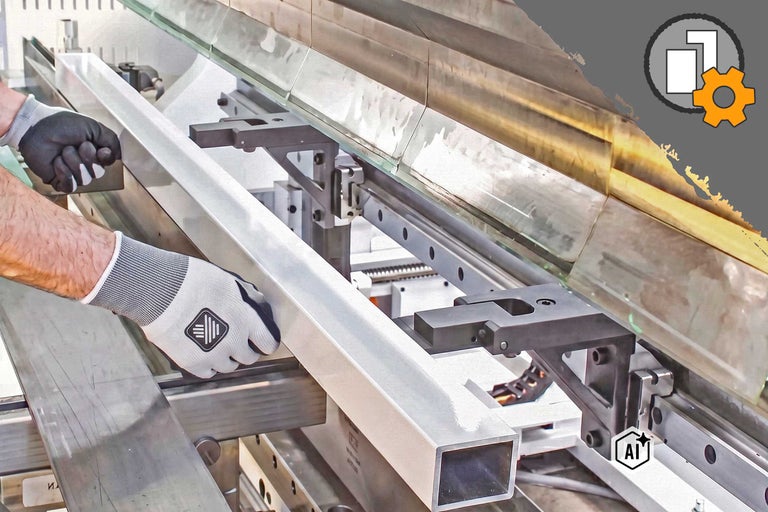 Handwerker bearbeitet ein Metallprofil mit einer Abkantmaschine in einer Werkstatt. Bild ist als KI-modifiziert gekennzeichnet.
