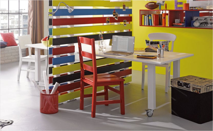 Pièce lumineuse avec bureau, chaises et séparation de pièce de style moderne